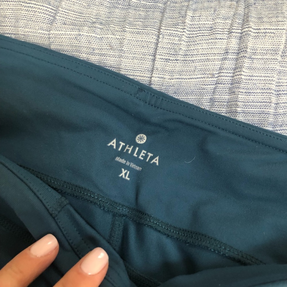 Brand new Athleta Sport cropped leggings